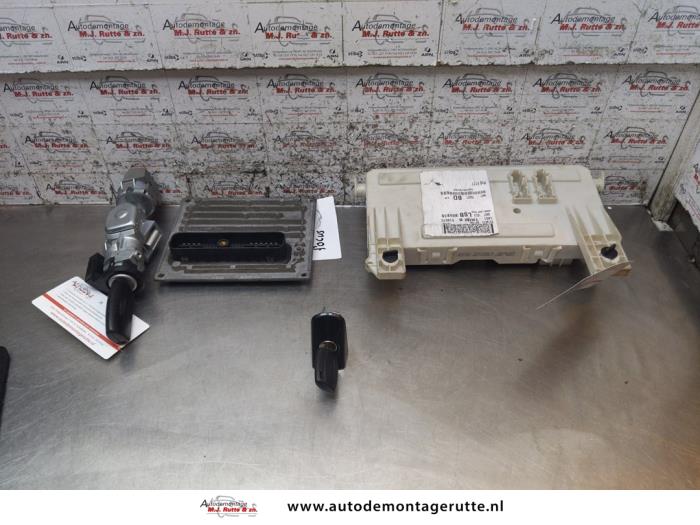 Used Ignition lock + computer Ford Focus 2 Wagon 1.4 16V Price on request offered by Autodemontage M.J. Rutte B.V.