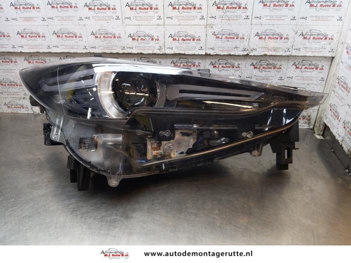 Używane Reflektor prawy Mazda CX-5 II (KF) 2.0 SkyActiv-G 150 16V 2WD Cena € 350,00 Procedura marży oferowane przez Autodemontage M.J. Rutte B.V.