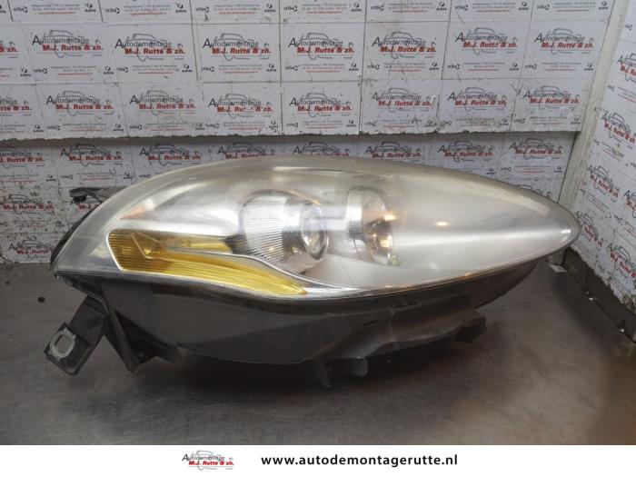 Używane Reflektor prawy Fiat Bravo (198A) 1.4 16V Cena € 50,00 Procedura marży oferowane przez Autodemontage M.J. Rutte B.V.