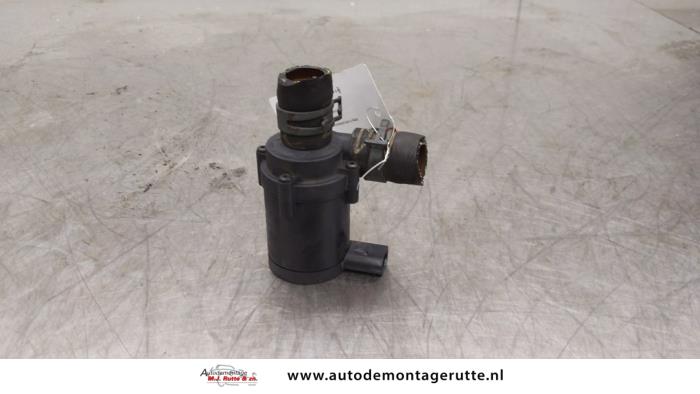 Begagnade Extra vattenpump Volkswagen Passat Variant (365) 3.6 FSI V6 24V 4Motion Pris € 45,00 Marginaltabell erbjuds av Autodemontage M.J. Rutte B.V.