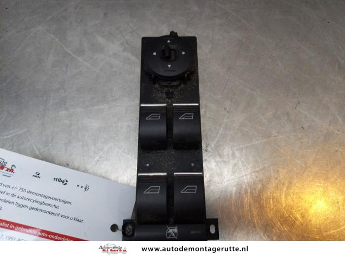 Usados Interruptor combinado de ventanillas Ford Focus 2 Wagon 1.6 16V Precio de solicitud ofrecido por Autodemontage M.J. Rutte B.V.