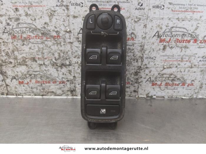 Usados Interruptor combinado de ventanillas Volvo V50 (MW) 1.8 16V Precio de solicitud ofrecido por Autodemontage M.J. Rutte B.V.