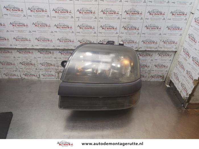 Używane Reflektor lewy Fiat Doblo (223A/119) 1.6 16V Cena na żądanie oferowane przez Autodemontage M.J. Rutte B.V.