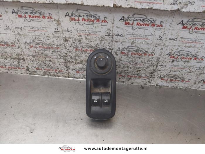 Usados Interruptor combinado de ventanillas Nissan Primastar 2.0 dCi 120 Precio de solicitud ofrecido por Autodemontage M.J. Rutte B.V.