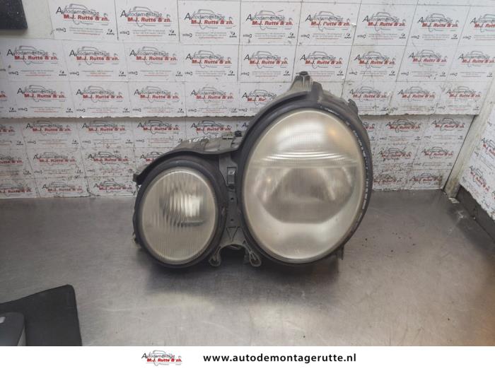 Gebrauchte Scheinwerfer links Mercedes E Combi (S210) 3.2 E-320 V6 18V Preis € 125,00 Margenregelung angeboten von Autodemontage M.J. Rutte B.V.