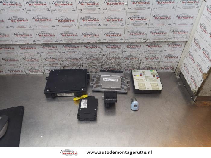Used Ignition lock + computer Renault Zoé (AG) 46kW Price on request offered by Autodemontage M.J. Rutte B.V.