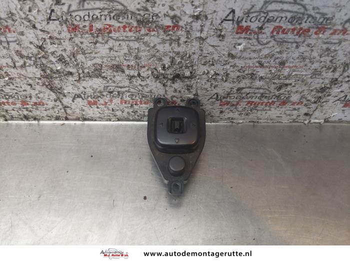 Używane Przelacznik lusterka Mazda 2 (NB/NC/ND/NE) 1.4 16V Cena na żądanie oferowane przez Autodemontage M.J. Rutte B.V.