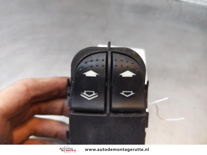 Usados Interruptor combinado de ventanillas Ford Focus 1 Wagon 1.6 16V Precio de solicitud ofrecido por Autodemontage M.J. Rutte B.V.