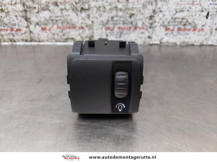 Używane Sciemniacz kokpitowy Renault Scénic III (JZ) 1.4 16V TCe 130 Cena € 15,00 Procedura marży oferowane przez Autodemontage M.J. Rutte B.V.