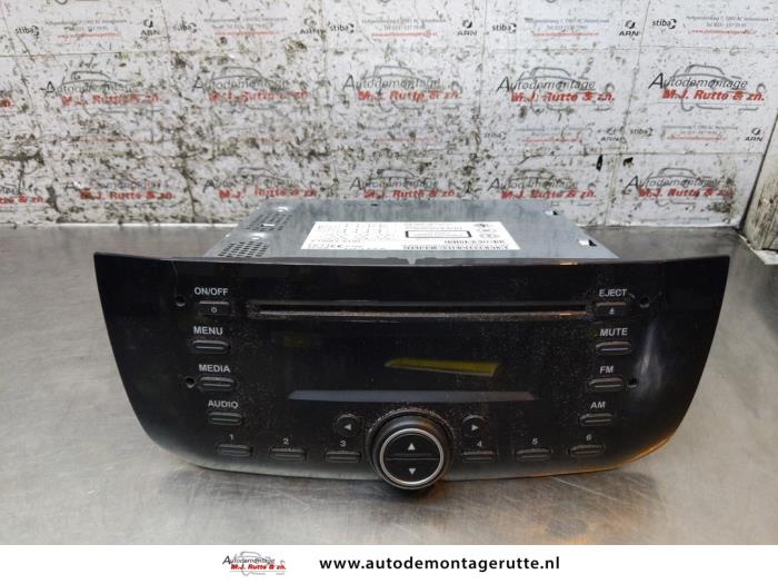 Używane Radio Fiat Grande Punto (199) 1.3 JTD Multijet 16V 85 Actual Cena na żądanie oferowane przez Autodemontage M.J. Rutte B.V.