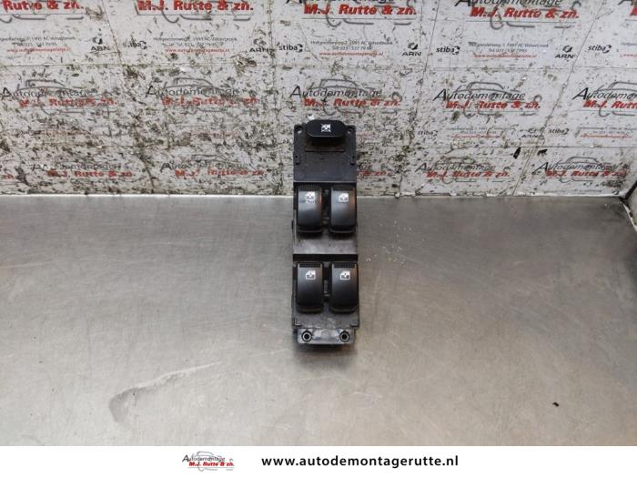 Usados Interruptor combinado de ventanillas Hyundai i10 (F5) 1.1i 12V Precio de solicitud ofrecido por Autodemontage M.J. Rutte B.V.