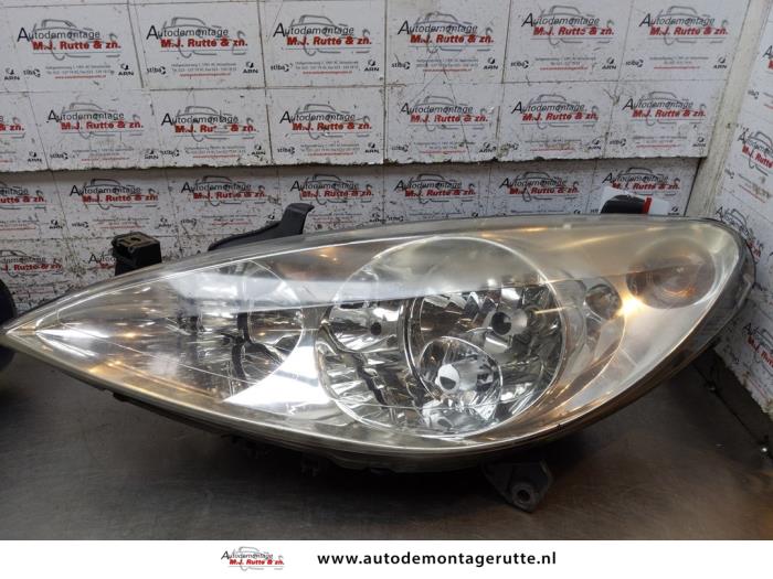 Używane Reflektor lewy Peugeot 307 (3A/C/D) 1.6 16V Cena na żądanie oferowane przez Autodemontage M.J. Rutte B.V.