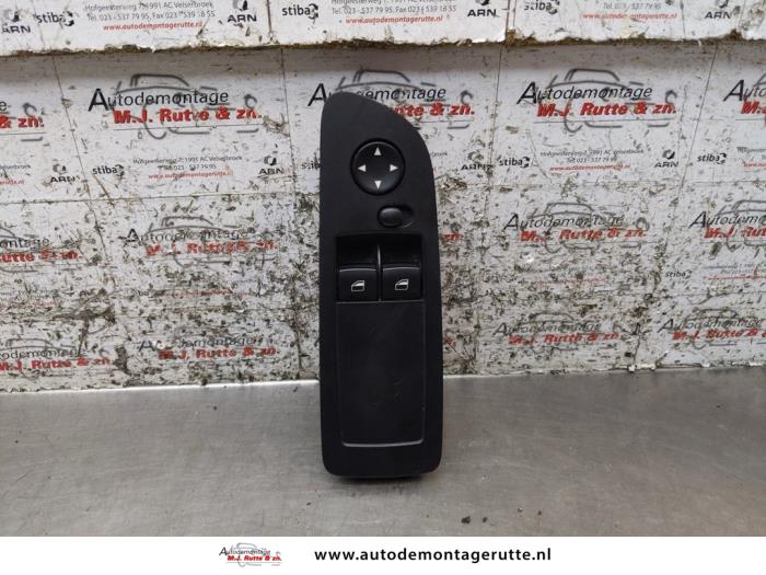 Usados Interruptor combinado de ventanillas BMW 1 serie (E81) 118i 16V Precio de solicitud ofrecido por Autodemontage M.J. Rutte B.V.
