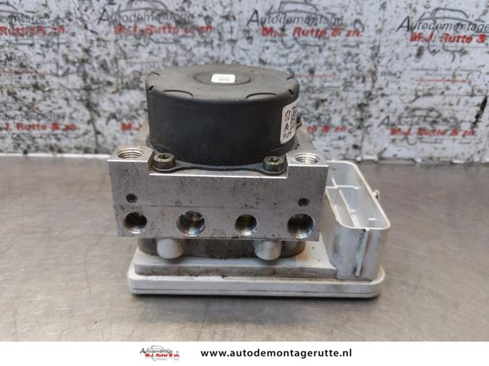 Używane Pompa ABS Citroen C3 (SC) 1.6 HDi 92 Cena € 90,00 Procedura marży oferowane przez Autodemontage M.J. Rutte B.V.