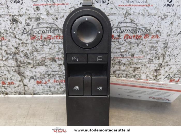 Używane Przelacznik combi okienny Opel Astra H (L48) 1.6 16V Twinport Cena na żądanie oferowane przez Autodemontage M.J. Rutte B.V.