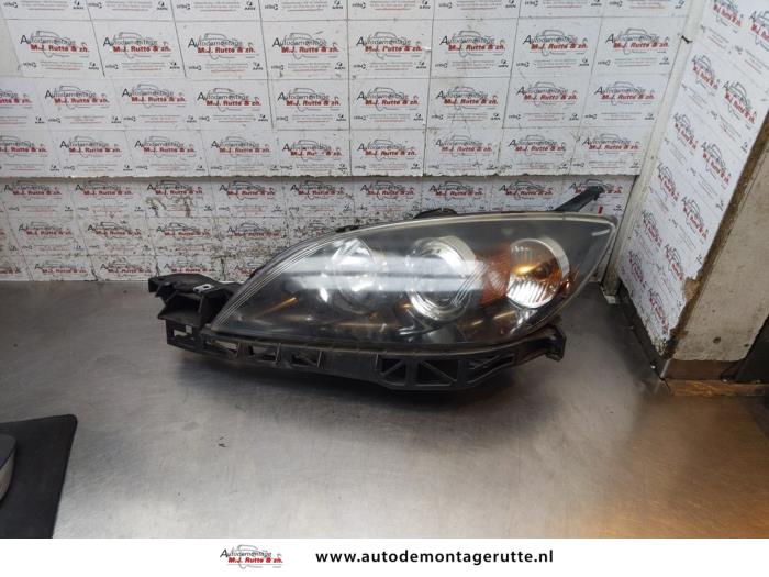 Używane Reflektor lewy Mazda 3 Sport (BK) 2.0i 16V Cena na żądanie oferowane przez Autodemontage M.J. Rutte B.V.