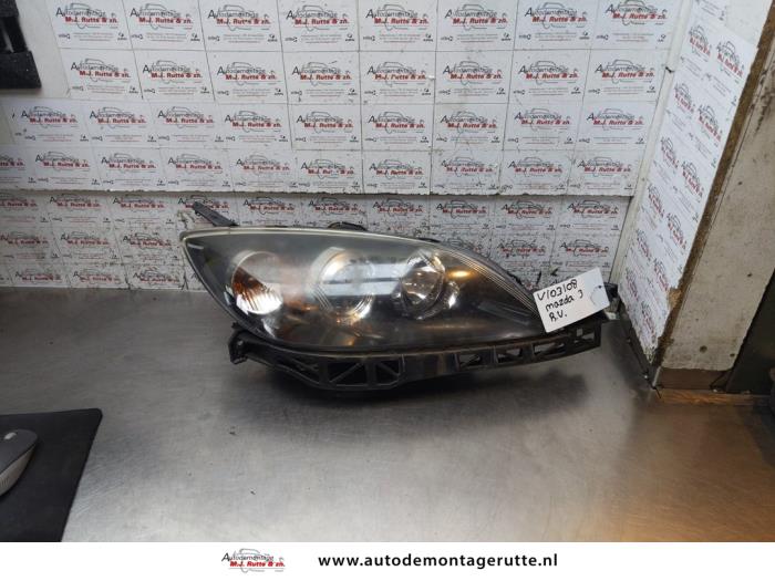 Używane Reflektor prawy Mazda 3 Sport (BK) 2.0i 16V Cena na żądanie oferowane przez Autodemontage M.J. Rutte B.V.