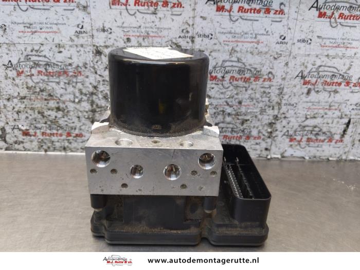 Używane Pompa ABS Ford Focus 3 1.0 Ti-VCT EcoBoost 12V 125 Cena € 85,00 Procedura marży oferowane przez Autodemontage M.J. Rutte B.V.