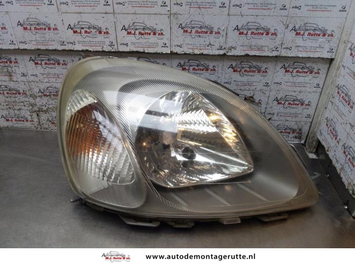 Używane Reflektor prawy Toyota Yaris (P1) 1.0 16V VVT-i Cena na żądanie oferowane przez Autodemontage M.J. Rutte B.V.