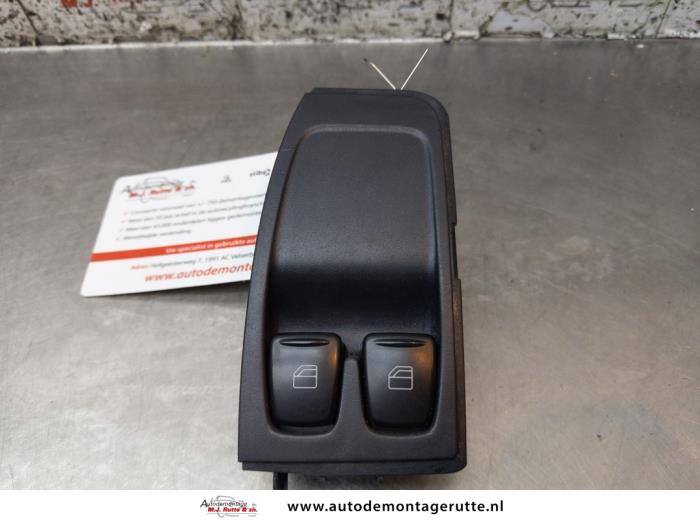 Używane Przelacznik combi okienny Smart Fortwo Coupé (451.3) 1.0 Turbo Cena na żądanie oferowane przez Autodemontage M.J. Rutte B.V.