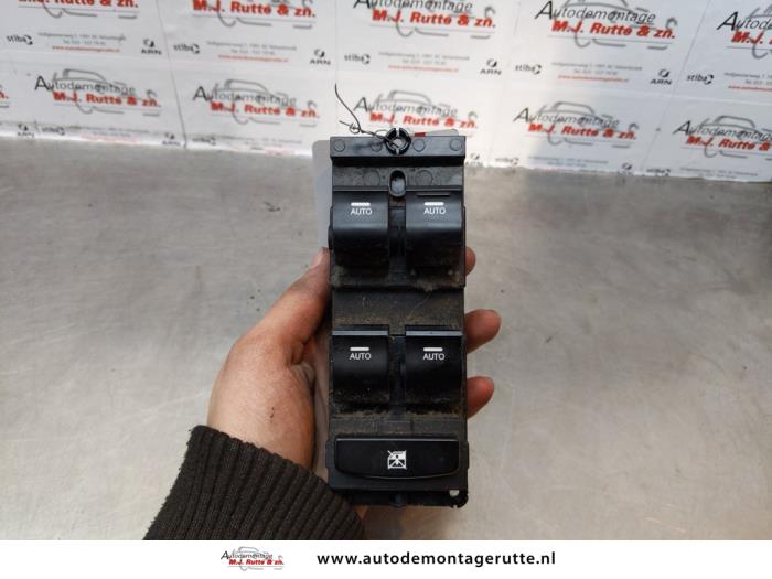 Usados Interruptor combinado de ventanillas Hyundai i40 (VFA) 1.7 CRDi 16V Precio de solicitud ofrecido por Autodemontage M.J. Rutte B.V.