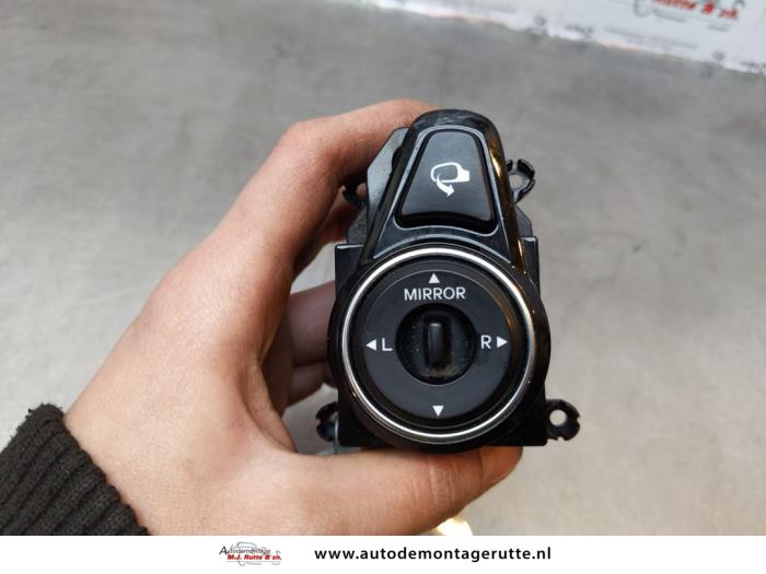 Używane Przelacznik lusterka Hyundai i40 (VFA) 1.7 CRDi 16V Cena na żądanie oferowane przez Autodemontage M.J. Rutte B.V.