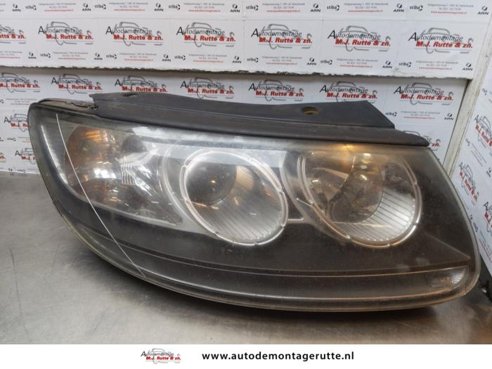 Używane Reflektor prawy Hyundai Santa Fe II (CM) 2.2 CRDi 16V 4x2 Cena na żądanie oferowane przez Autodemontage M.J. Rutte B.V.
