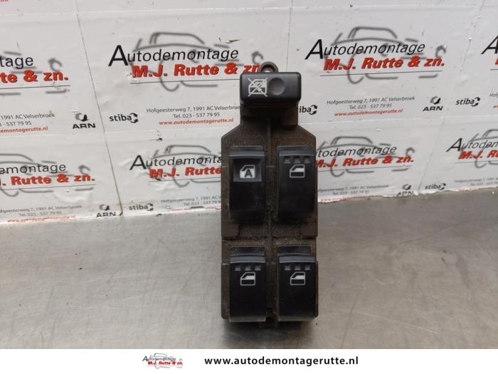 Używane Przelacznik combi okienny Daihatsu Trevis 1.0 12V DVVT Cena na żądanie oferowane przez Autodemontage M.J. Rutte B.V.