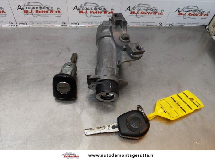 Używane Stacyjka + Kluczyk Seat Toledo (1M2) 2.3 V5 Sport Cena na żądanie oferowane przez Autodemontage M.J. Rutte B.V.
