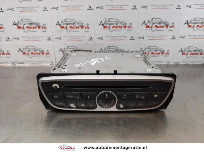 Używane Radio Renault Megane III Grandtour (KZ) 1.6 16V Cena na żądanie oferowane przez Autodemontage M.J. Rutte B.V.