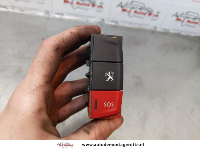 Używane Przycisk SOS Peugeot 508 SW (8E/8U) 1.6 THP 16V Cena na żądanie oferowane przez Autodemontage M.J. Rutte B.V.