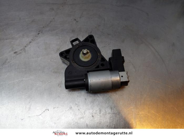 Usados Motor de ventanilla de puerta Mazda 5 (CR19) 2.0 CiDT 16V High Power Precio de solicitud ofrecido por Autodemontage M.J. Rutte B.V.