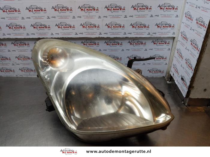 Używane Reflektor prawy Nissan Pixo (D31S) 1.0 12V Cena na żądanie oferowane przez Autodemontage M.J. Rutte B.V.