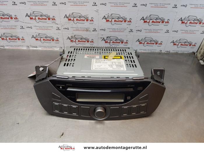Używane Radio Nissan Pixo (D31S) 1.0 12V Cena na żądanie oferowane przez Autodemontage M.J. Rutte B.V.