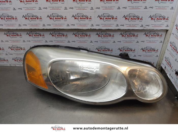 Używane Reflektor prawy Chrysler Sebring Convertible (JR) 2.7 V6 24V Cena na żądanie oferowane przez Autodemontage M.J. Rutte B.V.