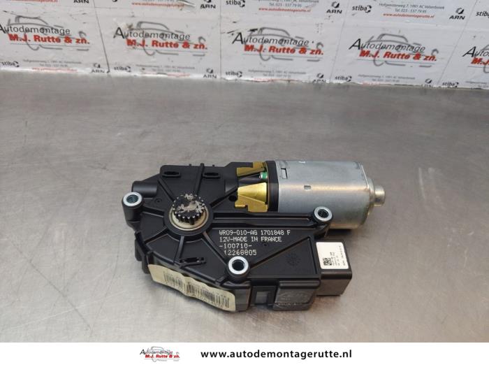 Używane Silnik szyberdachu Hyundai Santa Fe II (CM) 2.2 CRDi 16V 4x2 Cena na żądanie oferowane przez Autodemontage M.J. Rutte B.V.