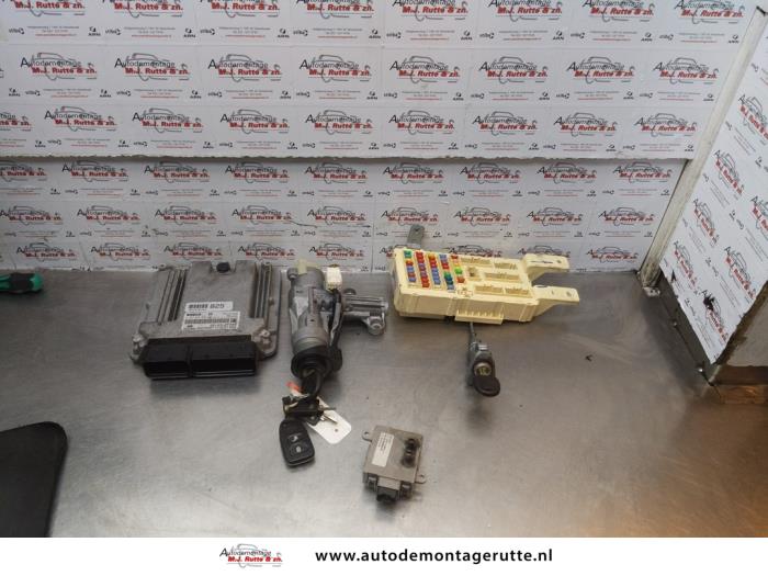 Used Ignition lock + computer Hyundai Santa Fe II (CM) 2.2 CRDi 16V 4x2 Price on request offered by Autodemontage M.J. Rutte B.V.