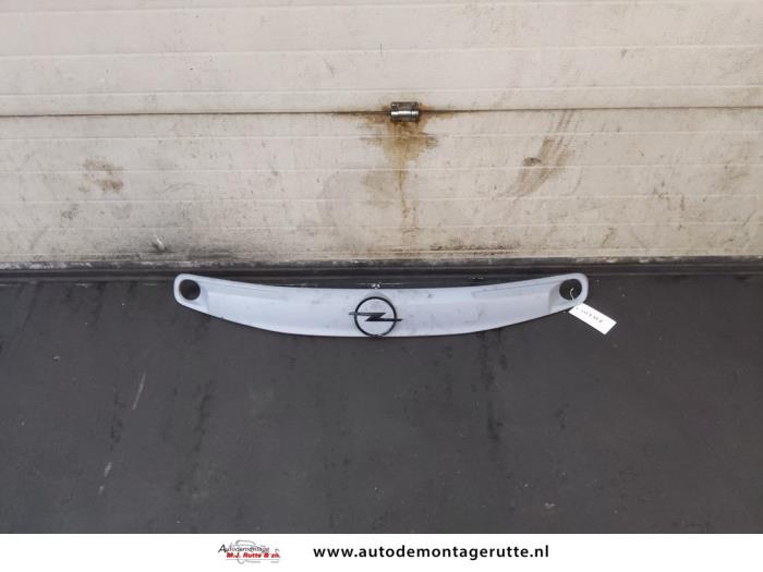 Używane Grill Opel Rocks-e Electric Cena na żądanie oferowane przez Autodemontage M.J. Rutte B.V.
