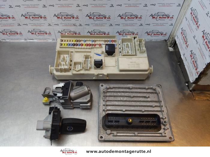 Used Ignition lock + computer Volvo C30 (EK/MK) 1.6 16V Price € 150,00 Margin scheme offered by Autodemontage M.J. Rutte B.V.