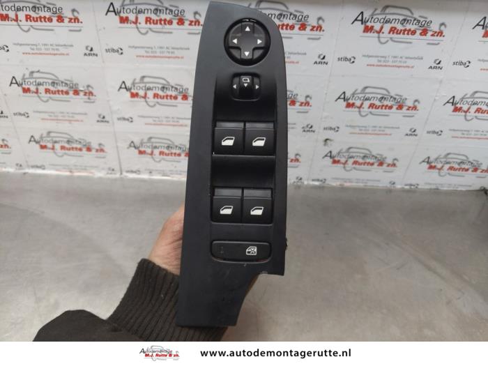 Używane Przelacznik combi okienny Citroen C4 Picasso (3D/3E) 1.6 e-Hdi, BlueHDi 115 Cena € 50,00 Procedura marży oferowane przez Autodemontage M.J. Rutte B.V.