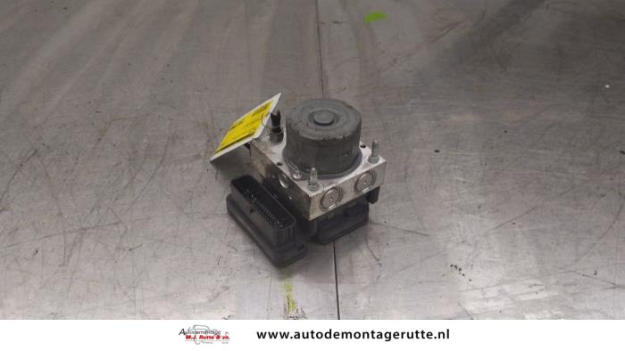 Używane Pompa ABS Citroen C4 Picasso (3D/3E) 1.6 e-Hdi, BlueHDi 115 Cena € 175,00 Procedura marży oferowane przez Autodemontage M.J. Rutte B.V.