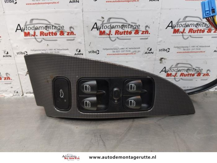 Używane Przelacznik combi okienny Mercedes C (W203) 2.0 C-200K 16V Cena na żądanie oferowane przez Autodemontage M.J. Rutte B.V.