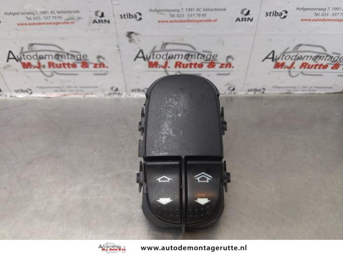 Usados Interruptor combinado de ventanillas Ford Focus 1 Wagon 1.6 16V Precio de solicitud ofrecido por Autodemontage M.J. Rutte B.V.