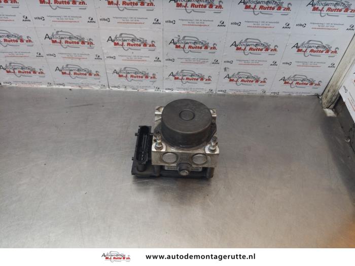 Begagnade ABS-pump Opel Corsa D 1.4 16V Twinport Pris € 100,00 Marginaltabell erbjuds av Autodemontage M.J. Rutte B.V.