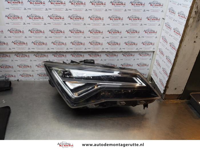 Używane Reflektor prawy Seat Ateca (5FPX) 1.4 TSI 16V Cena na żądanie oferowane przez Autodemontage M.J. Rutte B.V.