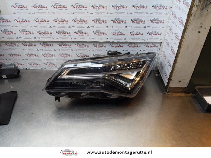 Używane Reflektor lewy Seat Ateca (5FPX) 1.4 TSI 16V Cena na żądanie oferowane przez Autodemontage M.J. Rutte B.V.