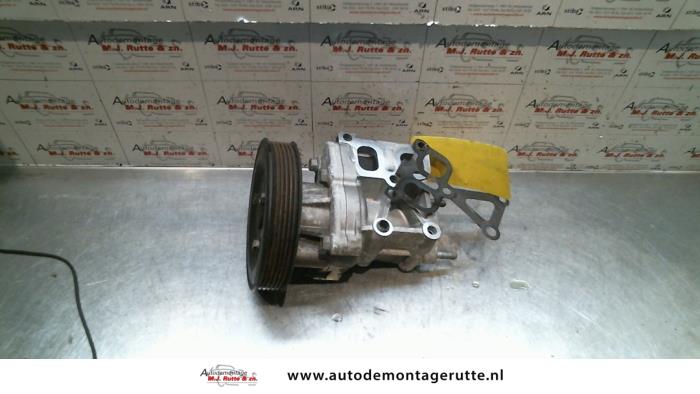 Gebrauchte Wasserpumpe Kia Carens III (FG) 2.0i CVVT 16V Preis € 50,00 Margenregelung angeboten von Autodemontage M.J. Rutte B.V.