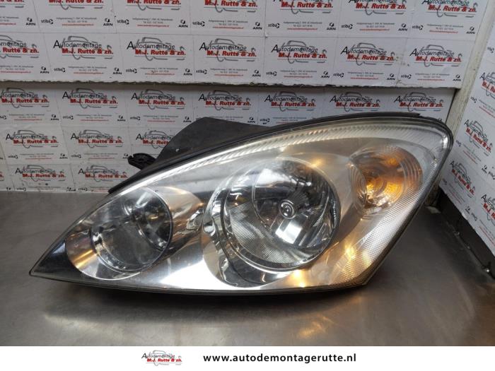 Używane Reflektor lewy Kia Cee'd (EDB5) 1.4 CVVT 16V Cena na żądanie oferowane przez Autodemontage M.J. Rutte B.V.
