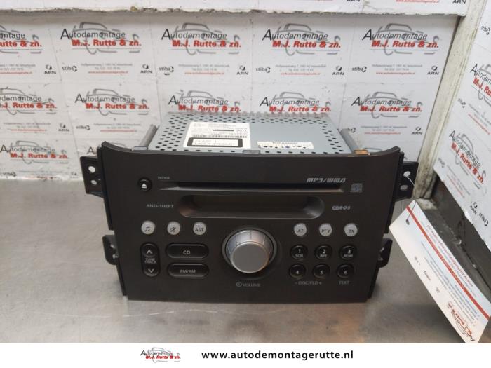 Używane Radio Suzuki Splash 1.3 DDiS 16V Cena € 75,00 Procedura marży oferowane przez Autodemontage M.J. Rutte B.V.