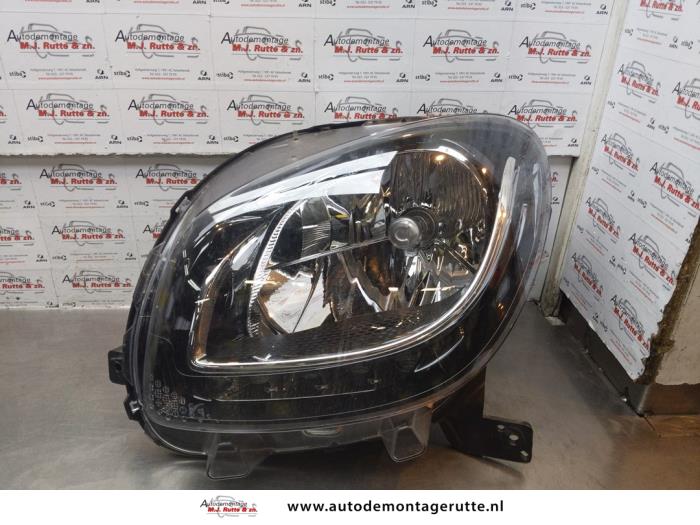 Używane Reflektor lewy Smart Fortwo Cabrio (453.4) Electric Drive, EQ Cena € 150,00 Procedura marży oferowane przez Autodemontage M.J. Rutte B.V.